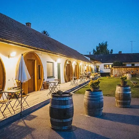 Weinfass-suite Fuer 2 Personen In * Grub an der March